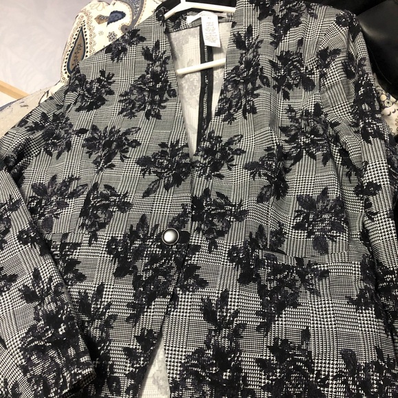 PATTERNED V NECK BLAZER NEVER WORN - Picture 1 of 2